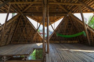 Techo ventilado e iluminado en casa de bambú