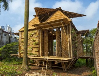 Fachada de casa de bambú