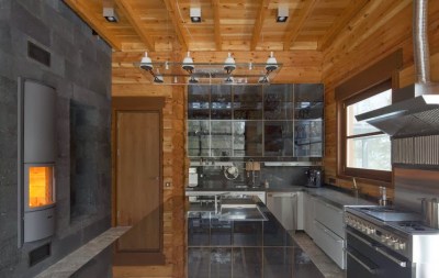 Diseño de moderna cocina en casa de madera